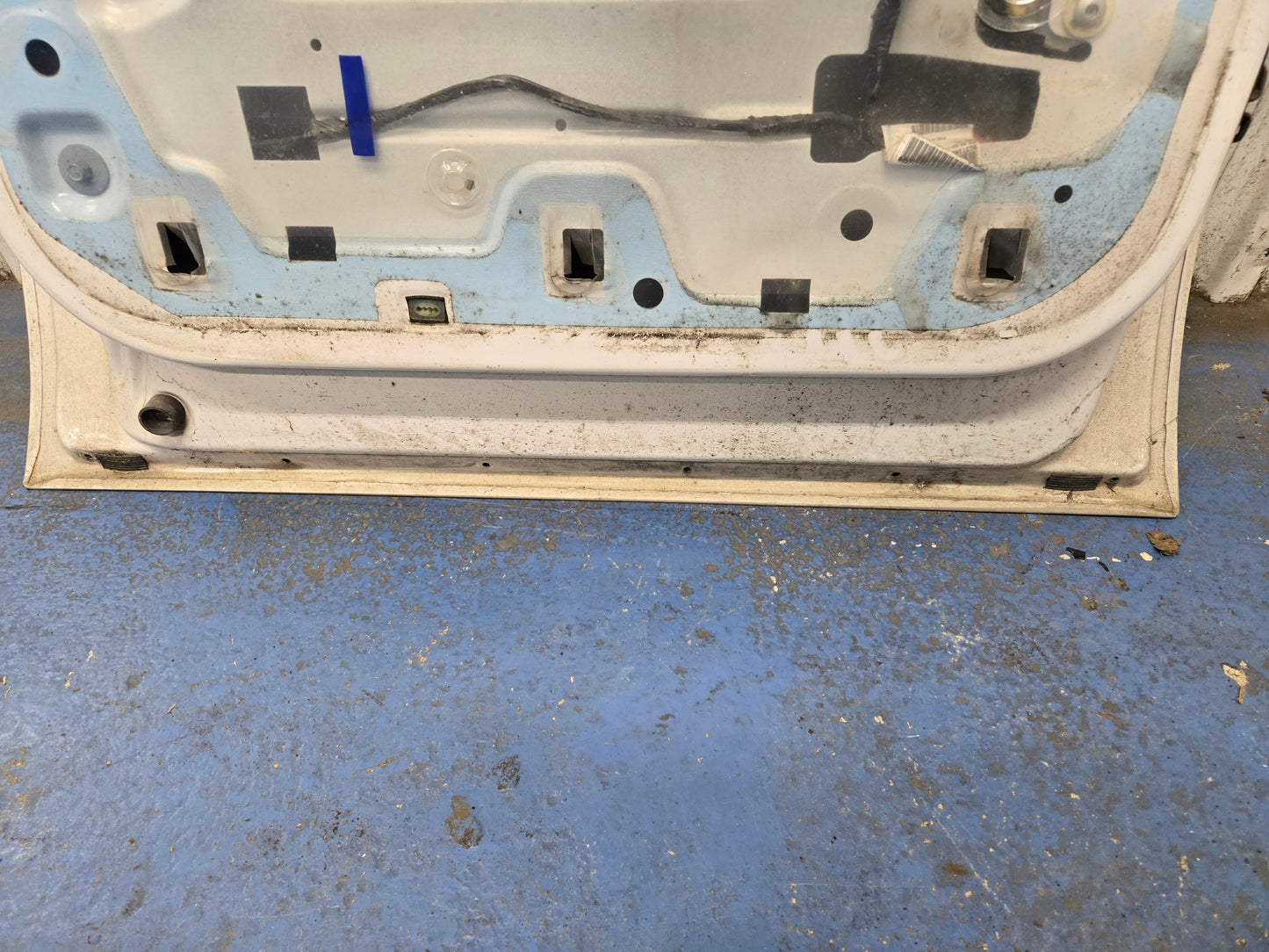 2011 2012 F250-F550 Super Duty Left Rear Crew Cab Door w/ Power Window Paint Codes (UG) Pearl White (LQ) Pale Adobe Metallic