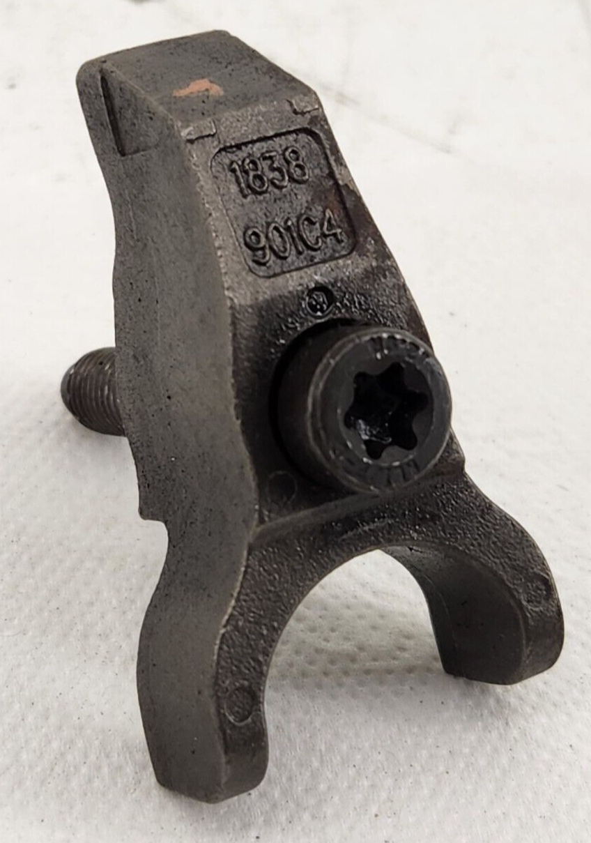 03 04 Ford F350 F450 Early 6.0 Powerstroke Fuel injector hold down retainer T40