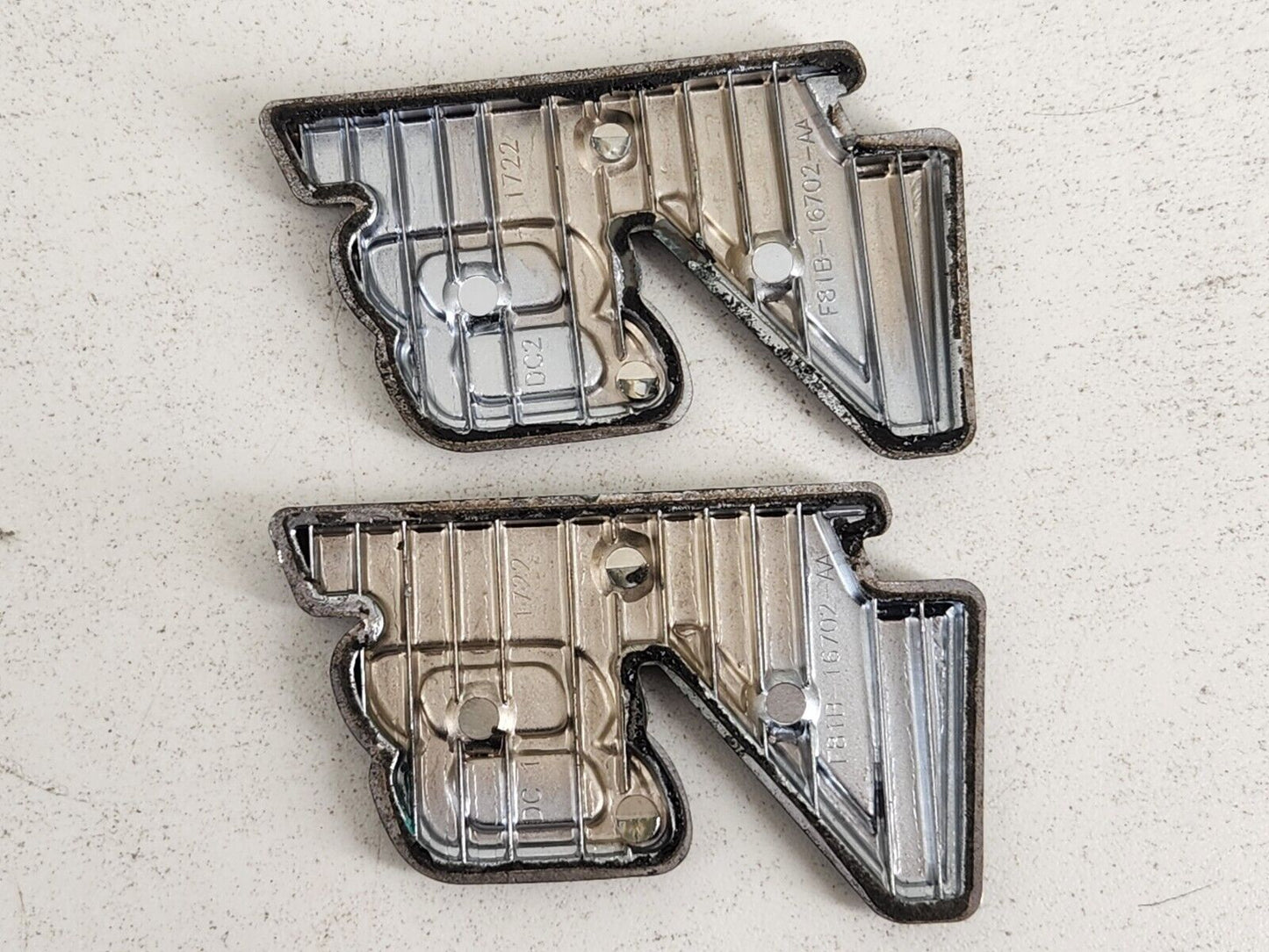 99-04 FORD F250 F350 SUPER DUTY TRITON V8 *PAIR* SIDE FENDER EMBLEM BADGE OEM